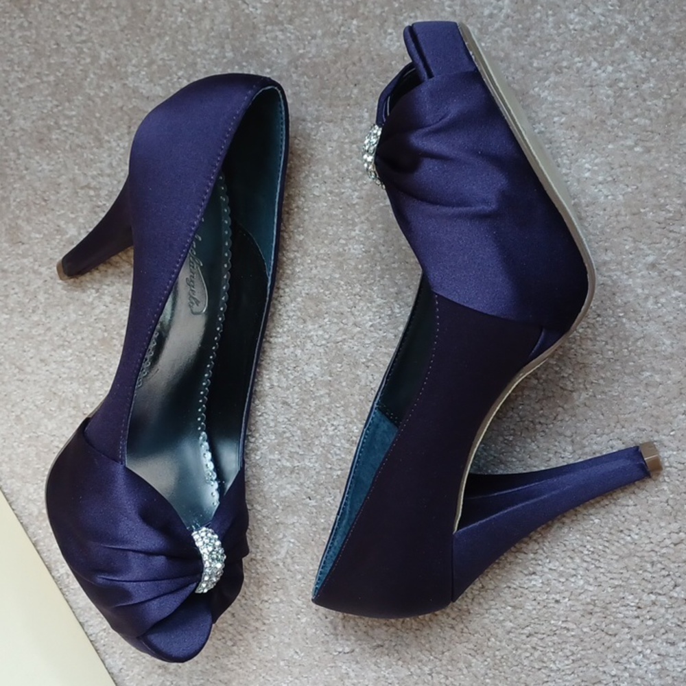 WS23- Women 4" Satin Purple Heels - sz 9.5